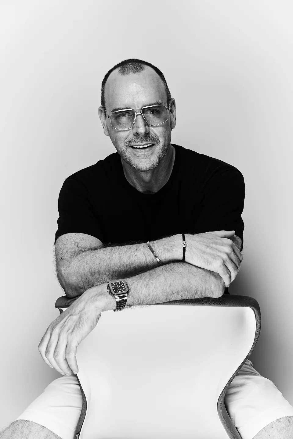 Dr. med. Christian Köhler, ärztlicher Leiter von Kaleidoscop aesthetic in Zürich, stützt die Arme auf eine Stuhllehne.
